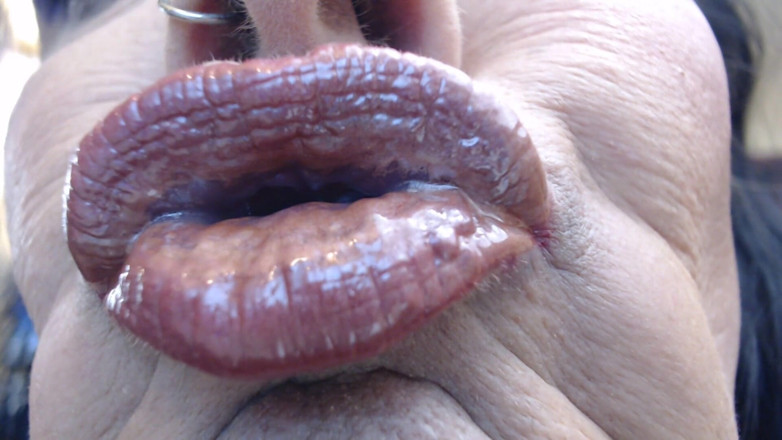 Abby Anna: Wand gold gloss super pucker close up