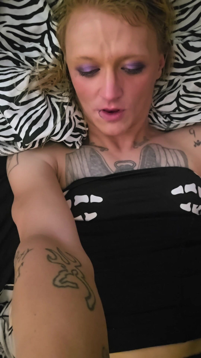 Lynn Kaotik: Trans Slut Cums on Her Own Face