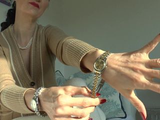 Lady Victoria Valente: Une belle-mère montre ses montres, regarde sa bite se masturber...