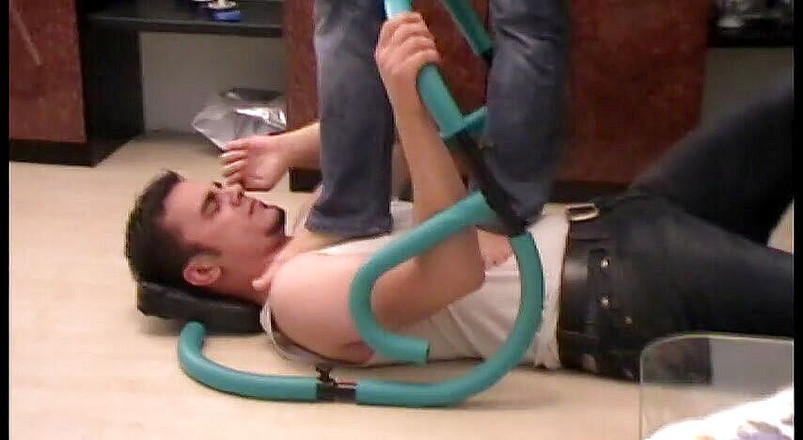 Foot Girls: Lo schiavo non fa dell'esercizio