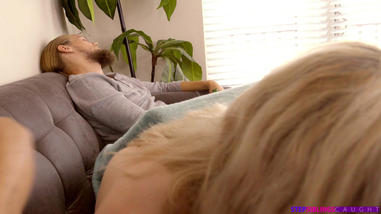 StepSiblings Caught: Qualcosa di appiccicoso - S9e2