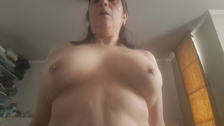 Mommy big hairy pussy: 用颤抖的奶子骑行