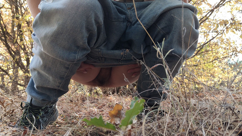 Risky Hairy Couple: Siusiu w lesie