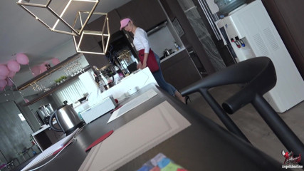 Angel The Dreamgirl: Barista gostosa de salto alto