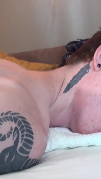 Daddyontwink hung twink Alex Tyler在按摩后给jeremy feist撸管