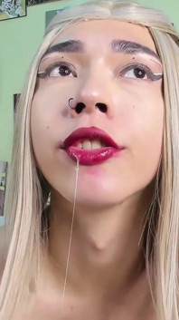 Blondýna s malým prasetem, čůrání a sání ptáka