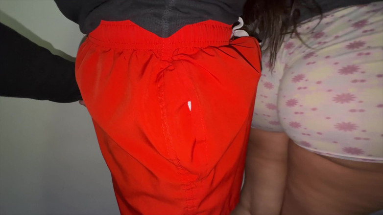 CoupleOfHotSins: Ze Grijpt per Ongeluk De Lul Van Een Vreemde En...