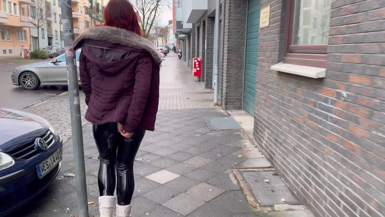 Femme Sandy: Exibicionista Domme &amp; Humilhada Sub: Rainha Elena Mostra, Depois Engasga e...