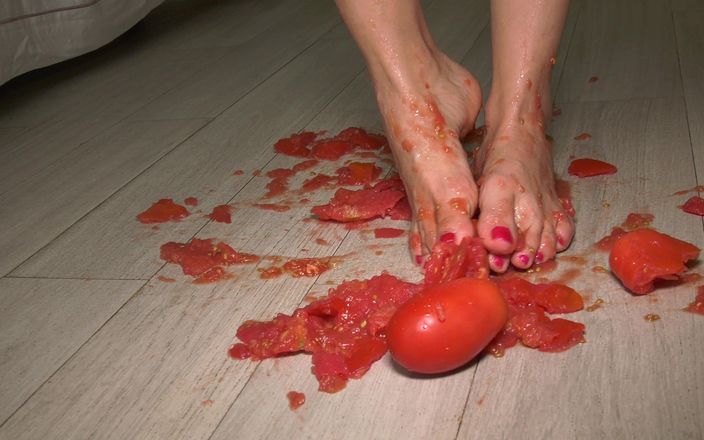 CatiasFootFetishPorn: Гаряча латина топче помідори і забруднює свої красиві ноги!