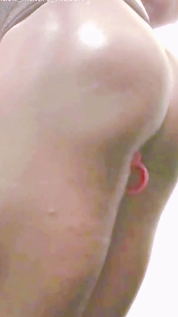 Black smoking muscle stepdad: 黒い筋肉のお尻パパ前立腺おもちゃ。Titplay アンロード セッション