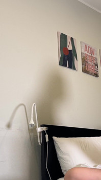 Dövmeli orta yaşlı seksi kadın tüm deliklerinden sikişiyor ve ağzını dölle dolduruyor