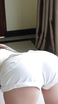 Sexy morena de cabelos compridos goza duro brincando com sua buceta molhada