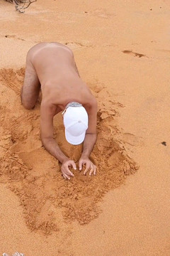 Ladysilvas: Ladysilva nuda in spiaggia mostra il suo culo abbronzato con...