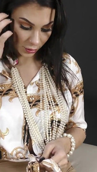 Super quente milf Roxy Mendez está provocando e se preparando para mais