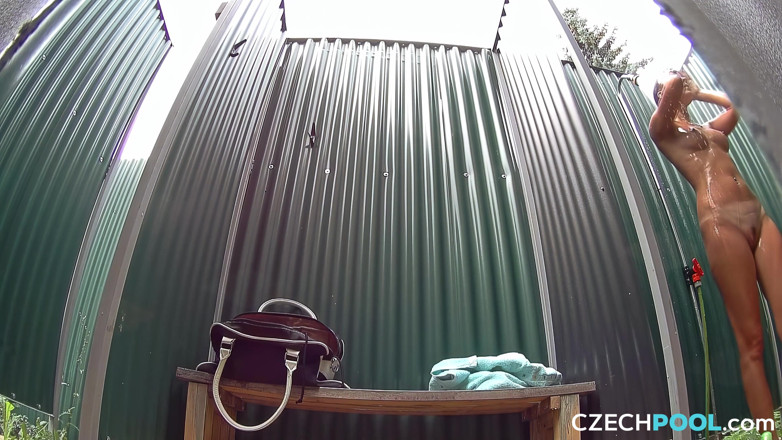 Czech Pool: Piscine tchèque 22 : corps parfait, faux seins