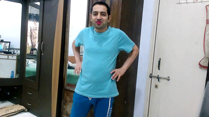 Cute & Nude Crossdresser: Femboy crossdresser banci manis dalam kasut lounge teman lelaki.