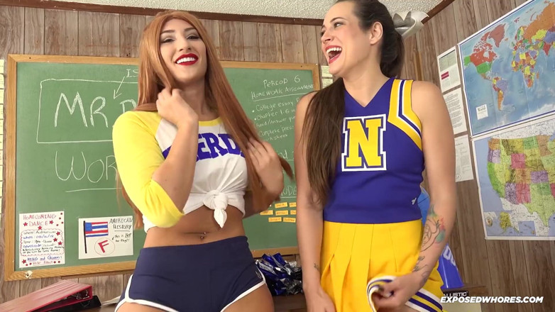 Exposed Whores Media: หี Riverdale ดูดควยในห้องเรียน