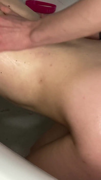 Sanfter sex doggystyle teenager in der badewanne