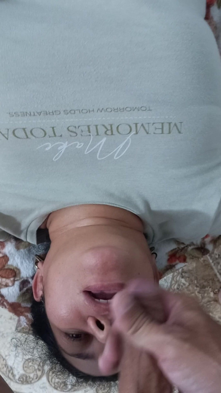 Valkyrie and Luigy Couple: Bella ragazza succhia latina gola profonda