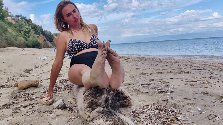 Goddess Lena: Le Mie Suole Sabbiose Sulla Spiaggia