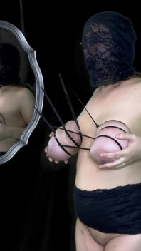 Zip, salope excitée, attache ses énormes seins laiteux 4k