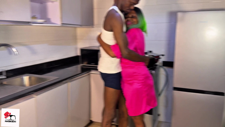 PornTone: Esposa da casa inundou a cozinha com seu esguicho