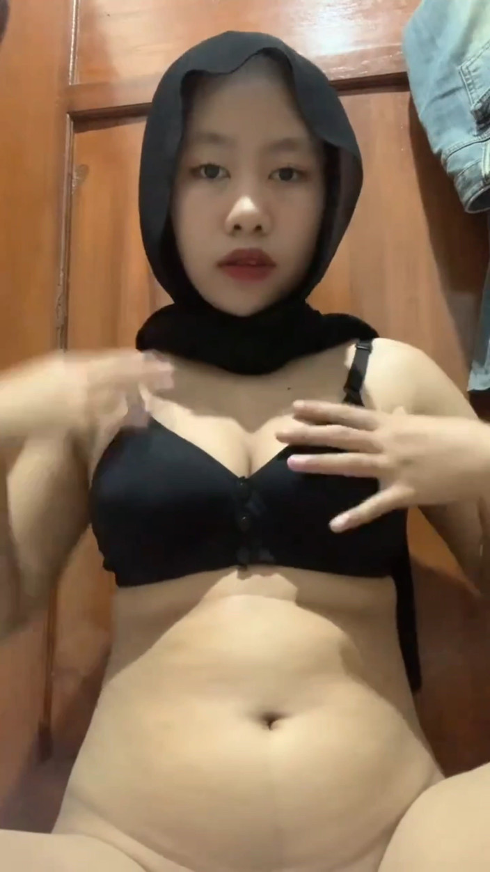 Jilbab69: Il Nero Hijab Si Masturba Fino a Quando La Vagina È...