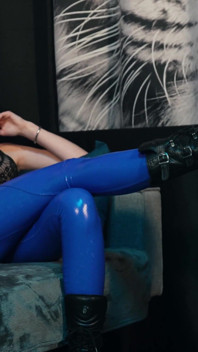Adorazione degli stivali, leccate di ascelle e ballbusting dura cbt