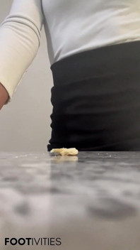 Biuro Giantess kurczy cię tiny - Stopy Ivys