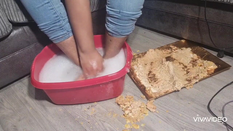 Simp to my ebony feet: feet food crush