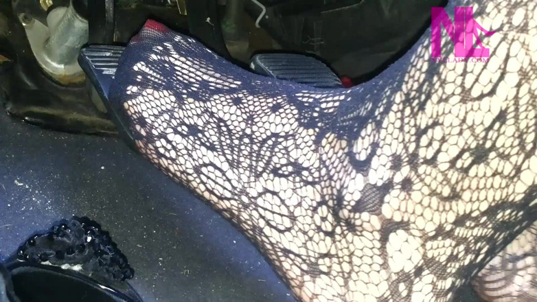 Nyllady: Pompage sexy de pédale dans des filets de pêche à fleurs...