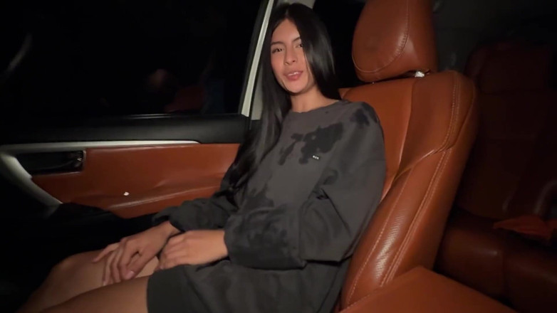 camilamendez7: Aku ngentot di dalam mobil sahabatku, dia ngentot aku habis-habisan!