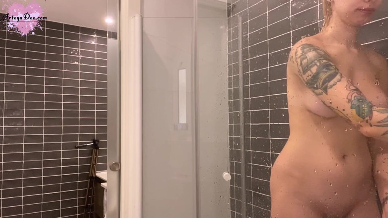 Arteya: Hot girl washes his sexy body and pissing in the...