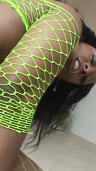 La plantureuse black Cheroke Dcul se fait éjaculer dessus chez Lexington Steele