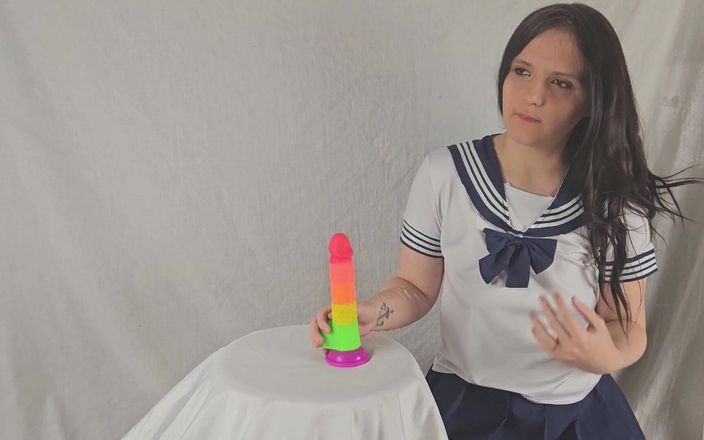 French Julia: Студентка находит дилдо и играет с ним в ее глубокой киске