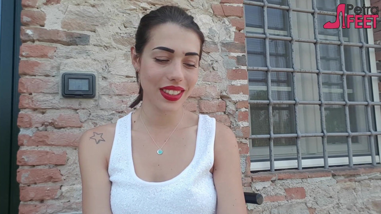 Smokin Fetish: Nasty Petra pali swoją ciggarete na zewnątrz