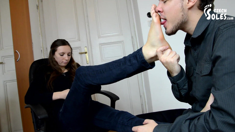 Czech Soles - foot fetish content: Kasut dan kaki terdedah selepas berlari