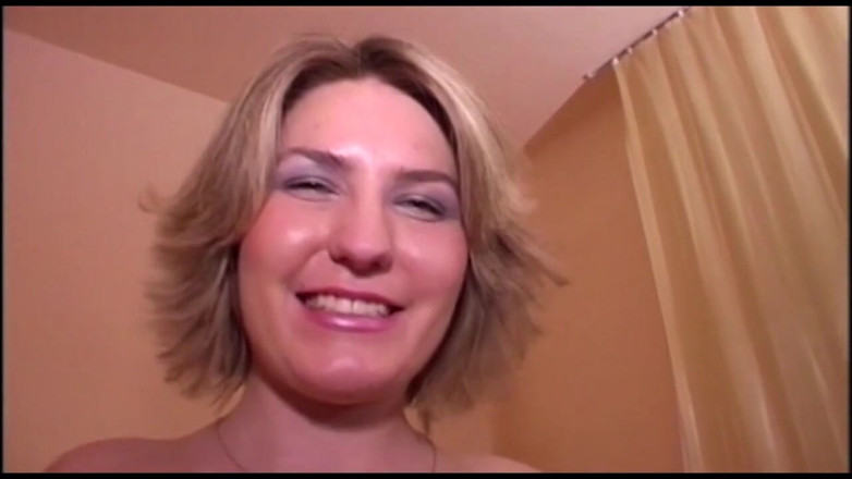 Muschi movie official: Fată blondă cu pizdă păroasă care se joacă cu vibratorul