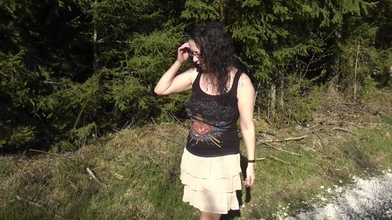 Natural Chris: Cachonda follada en el bosque