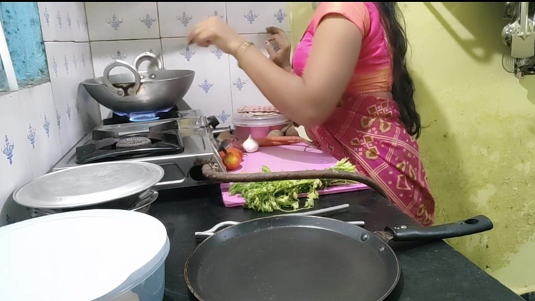 Mumbai Ashu: 인도 시누이는 형부가 와서 떠날 때 부엌에서 음식을 요리하고 있었습니다.