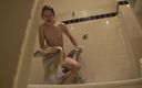 Slutty Teenies: Сексуальна брюнетка тінка приймає душ