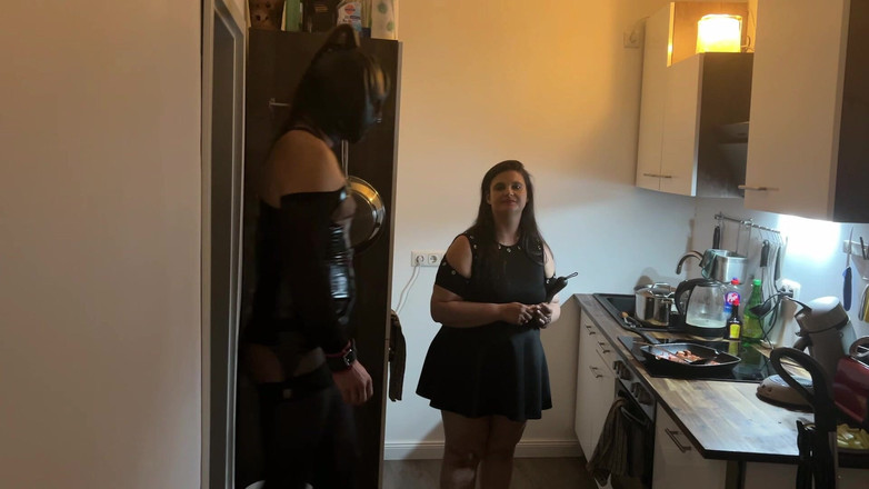 DOMINATRIX6: Perverzní kuchyňské setkání: Fetiš Kotě dominuje své kamarádce