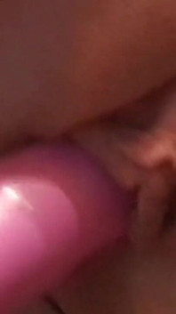 Une blonde sexy excitée et transgressive se masturbe avec son jouet sexuel