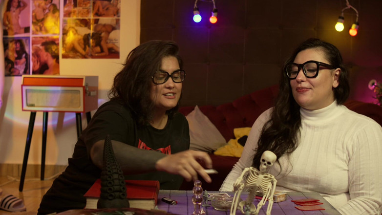 Gordelicias: ¡fetiche Por Fumar! Dos Chicas Guapas Fumando Y Hablando De...