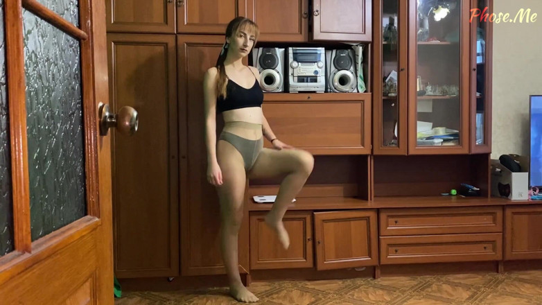 Pantyhose me porn videos: Heather model bronz külotlu çorap için eteğini çıkarıyor