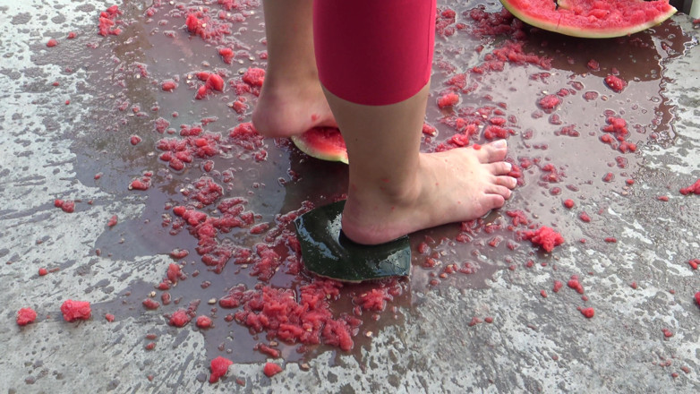 Femdom Austria: Watermelon feeding!