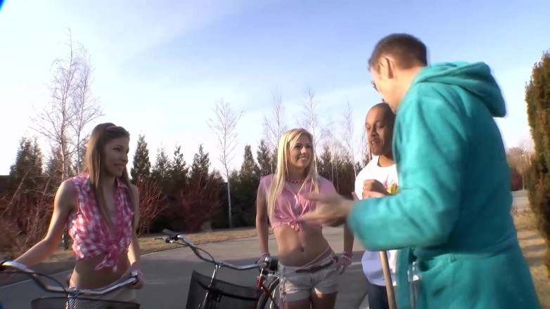 Threesome and GangBang: Blonde babes aanbidden een enorme zwarte pik in een wild...