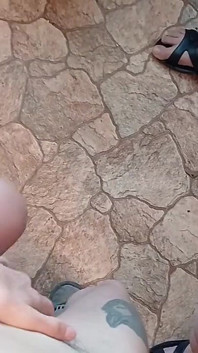 Üç yurt arkadaşı paylaşılan mutfakta riskli bir şekilde amlarına mastürbasyon yapıyor