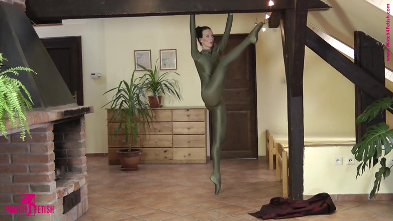 Watch4fetish: Ballet in a green catsuit