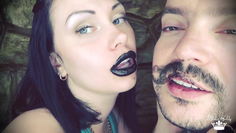 Goddess Misha Goldy: Alex mit schwarzem glänzendem lippenstift bedeckt, küsst auf seinem gesicht!